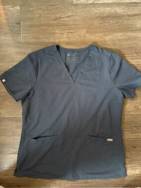 FIGS Technical Collection Casma Scrub Top Grey / Graphite